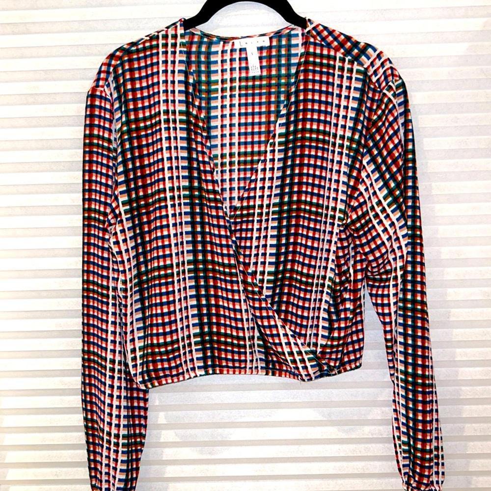 Small, cropped, patterned Leith top.